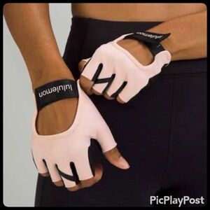 Lululemon Misty Pink and Black Fitness Gloves (NWOT)